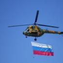 Ми-2 с флагом РФ делает облёт над аэропортом Толмачёво